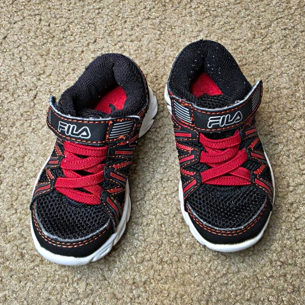 FILA Unisex Boys Kids Athletic Sneakers Hook & Loop Black/Red/White US 5 EU 20